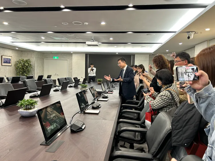 台塑會議室每個座位都有升降螢幕。林巧雁攝