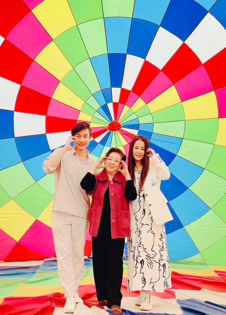 包偉銘（左起）、陳淑芳、劉依純在熱氣球背景下合影。翰森娛樂提供
