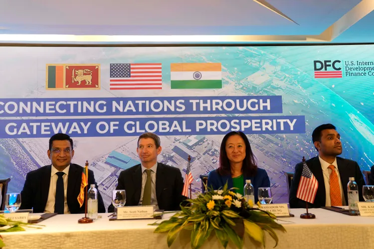 左起斯里蘭卡外交部長沙布瑞、美國國際開發金融公司執行長奈森、美國駐斯里蘭卡大使鍾茱莉（音譯），以及阿達尼港口與經濟特區公司執行長凱倫阿達尼。