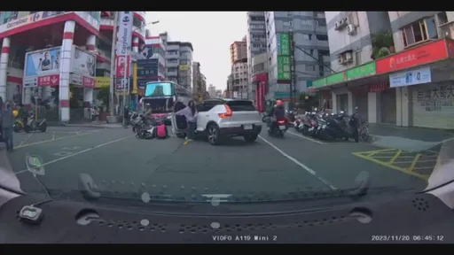 三寶駕車逆撞機車騎士 下車竟不是先關心傷者被罵翻