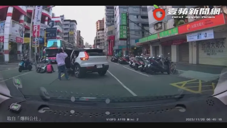 網友質疑女駕駛，為何下車第一時間沒去查看慘摔在地的機車騎士傷勢。翻攝自臉書「爆料公社」