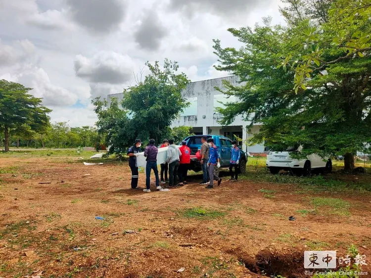 30台男遺體目前被安放在當地一處寺廟內。翻攝自柬中時報