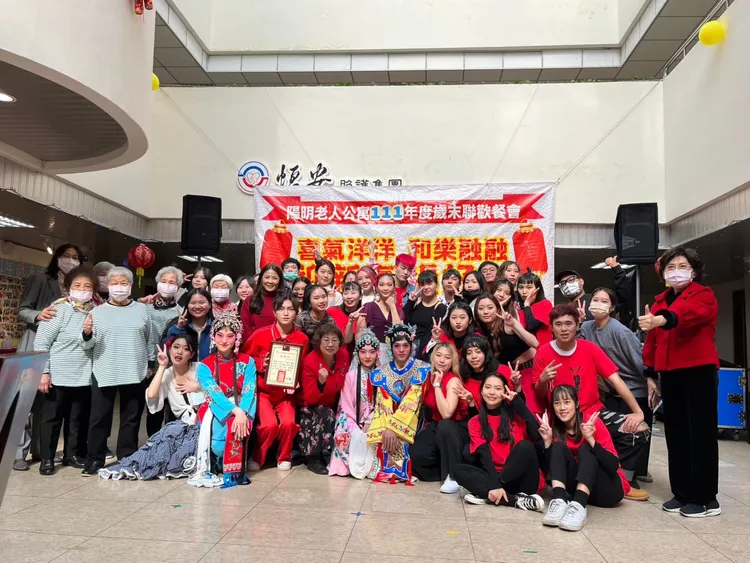 文化大學學生與陽明老人公寓的爺爺奶奶舉辦活動。文大提供