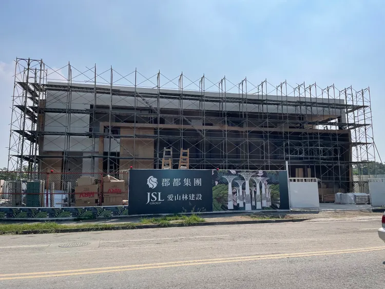 「郡都橋科大極」目前接待中心仍在搭建，預計11月底進場。葉家銘攝