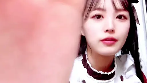 女偶像「閨房實況曝光」驚呆粉絲 直播失手揭颱風過境場景