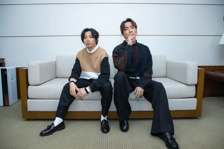 千葉涼平（左）自嘲自己零腹肌。G-MUSIC、SYL TW提供