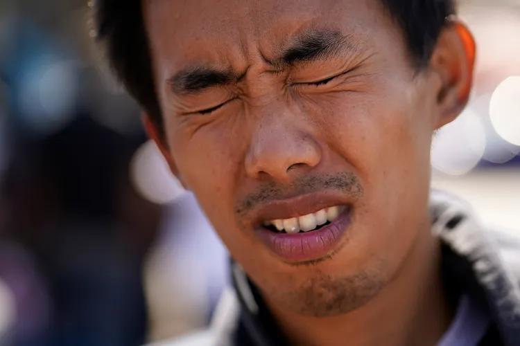 一名被捕的鄧姓中國偷渡客，對記者講述偷渡過程，面色悲苦。美聯社