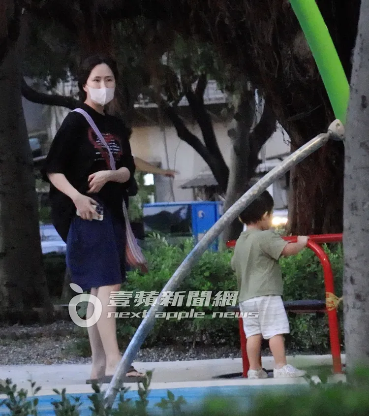 兒子開心玩著遊樂器材，鄧福如準備拿起手機拍照。特勤中心攝