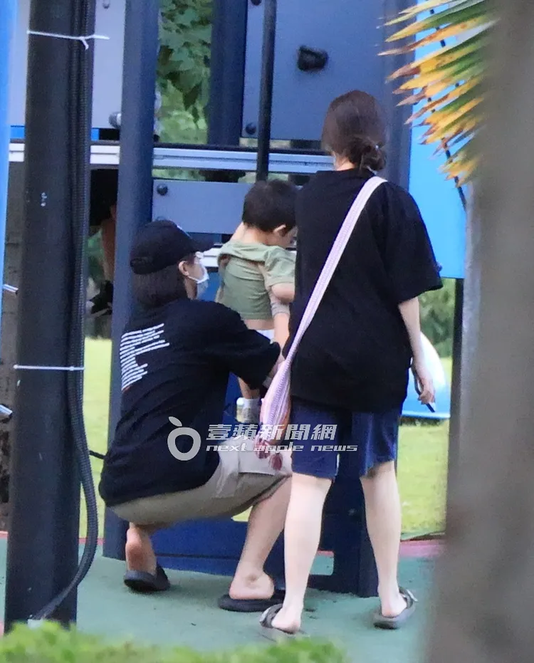 HowHow（左）幫忙兒子上遊樂器材，老婆鄧福如則在後面幫忙。特勤中心攝