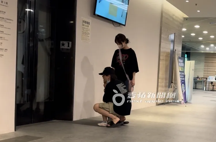 HowHow與老婆鄧福如及2歲兒子會合，開心將兒子抱在懷中。特勤中心攝