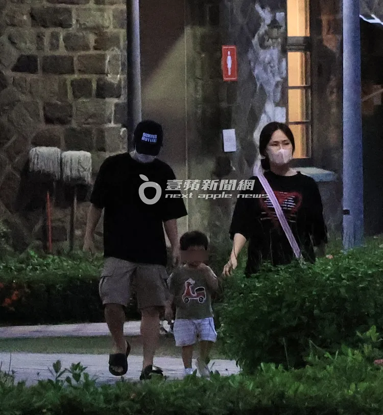 最後，鄧福如（右）牽著兒子，HowHow緊跟在後，一家人慢慢往家方向移動。特勤中心攝