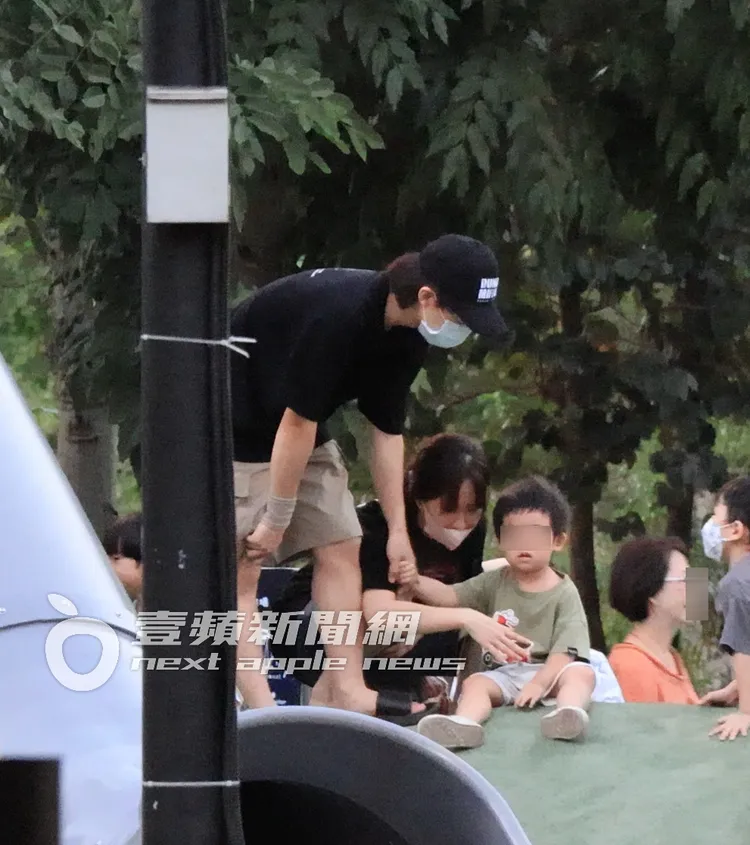 HowHow（左）牽著兒子的手，阿福一邊與兒子溝通。特勤中心攝