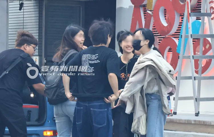 HowHow（中）與員工們聊得十分開心。特勤中心攝