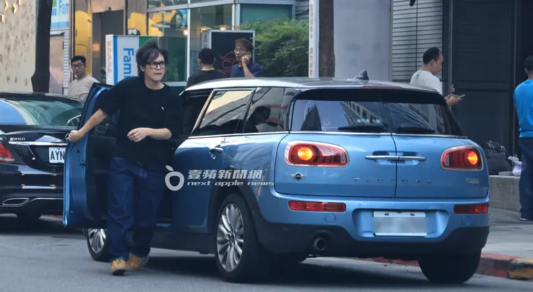 HowHow去停車場取車，趕回活動會場，準備載攝影器材及員工離開。特勤中心攝