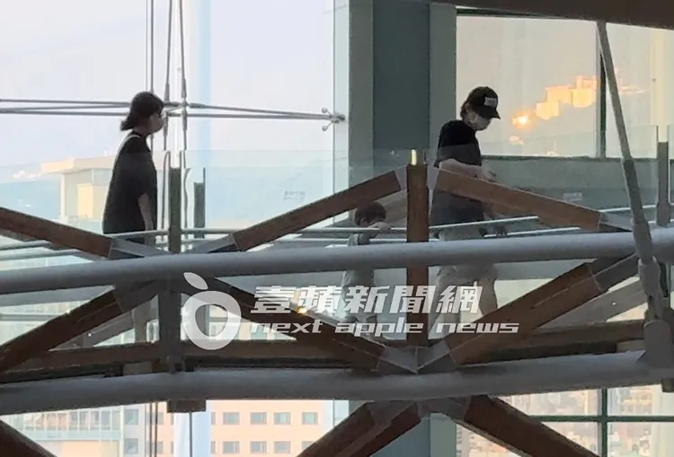 HowHow（右）與鄧福如，帶著兒子來到士林科教館走9層樓高的「天空之橋」步道，訓練膽量。特勤中心攝