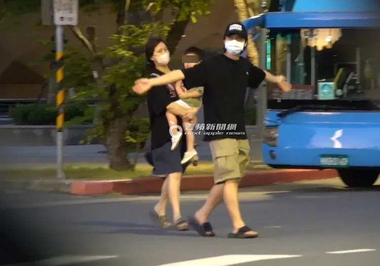 坐擁億萬房產的HowHow感覺非常放鬆，過馬路時雙臂展開感受徐徐微風，阿福則是抱著兒子跟在後頭。特勤中心攝