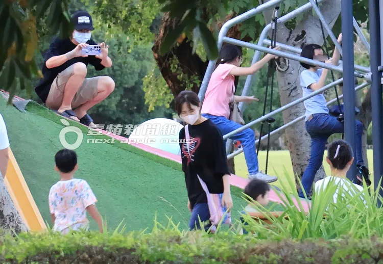 HowHow拿起手機拍攝，記錄兒子的成長時光。特勤中心攝