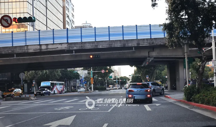 HowHow開車一個不小心就闖了紅燈。特勤中心攝