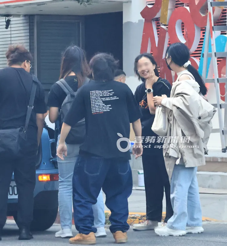 HowHow（中）不停擺動身體，逗笑現場工作人員。特勤中心攝