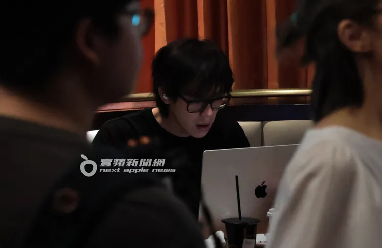 HowHow坐在影集《美食無間》首映會角落，忙著用電腦工作。特勤中心攝