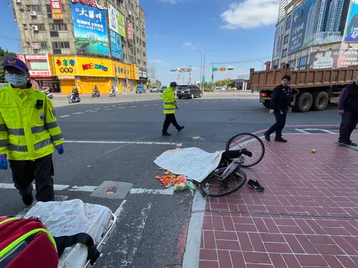 内轮差视线死角！砂石车辗压脚踏车　女骑士惨死轮下