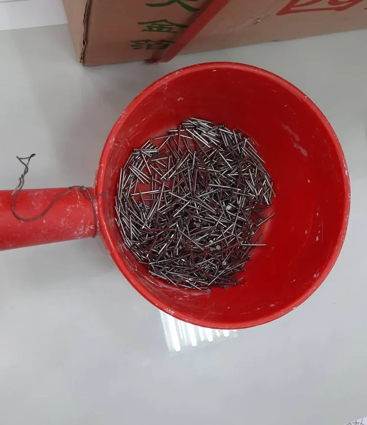 警方起出部份還來不及撒出的鐵釘。民眾提供