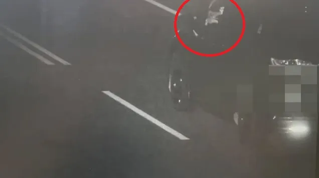 顏嫌從駕駛座撒出鐵釘。民眾提供