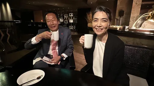 在野「分手擂台」落幕 郭台銘po照:裡頭統計課,我在喝咖啡