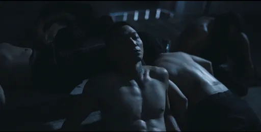 樂團「傻子與白痴」主唱展露精壯胴體　帥沒一天臉腫像豬頭