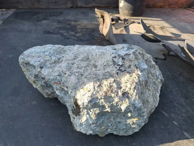 路中掉落石塊。大園警分局提供