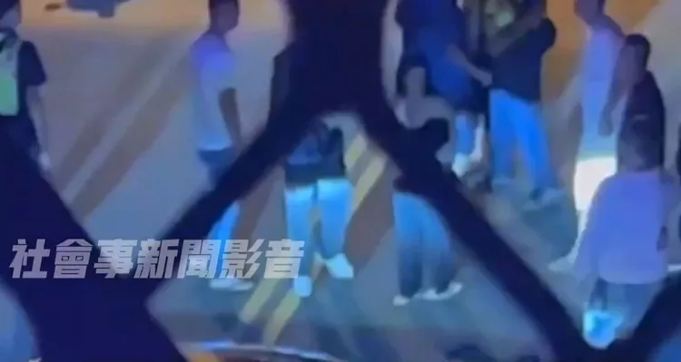 雙方家長多人互毆，現場一片凌亂。翻攝社會事新聞影音