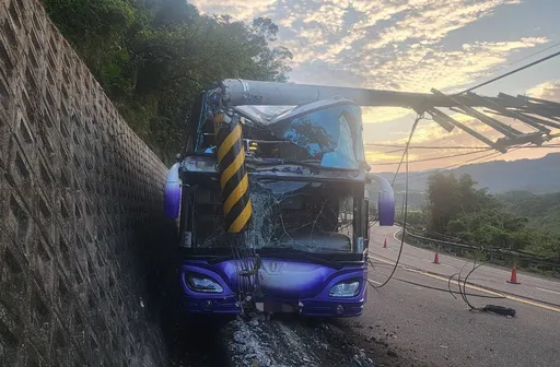 恍神片｜遊覽車刷一排水泥邊坡再撞斷這根　電桿90度重壓車頂