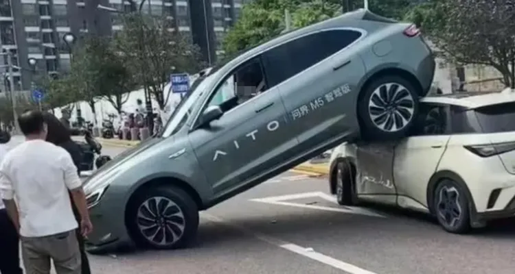 華為「問界」M5智駕車騎上比亞迪「海豚」。翻攝微博/東莞華為vs.比亞迪
