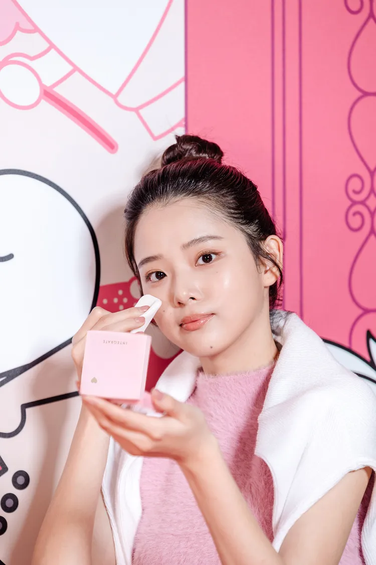 光透素裸顏蜜粉餅，粉盒180元、粉蕊9.5g／370元。品牌提供