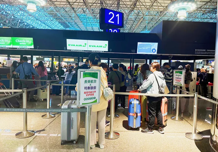 為讓旅客從出發就能感受滿滿尊榮感，長榮航空貼心於機場規劃可樂旅遊VIP旅客專屬報到櫃檯。可樂旅遊提供