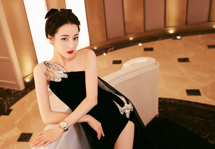中國女星迪麗熱巴曾在今年出席上海Watches and Wonders高級鐘錶展時配戴。翻攝嘉行迪麗熱巴工作室微博
