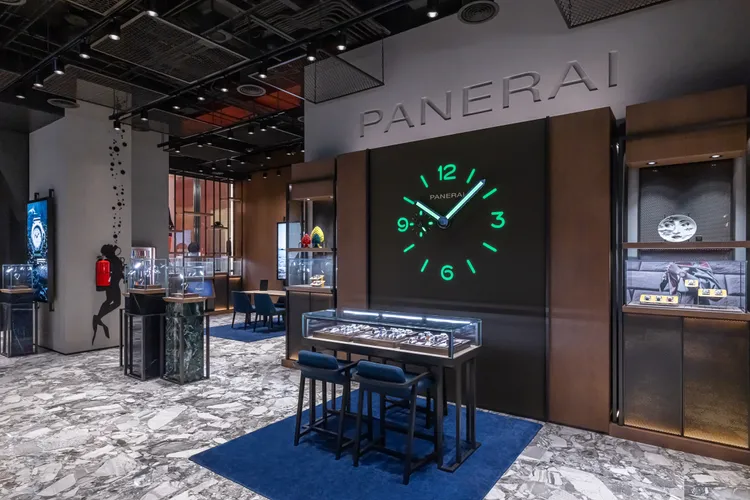 店內牆面放置了許多裝飾和藝術品。品牌提供