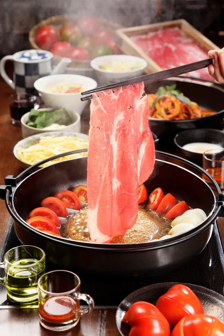 「提前FUN寒假 蕃茄壽喜燒吃到飽」專案，除了可享翌日豐盛自助式早餐，再加贈最夯熱銷商品蕃茄壽喜燒鍋物。業者提供