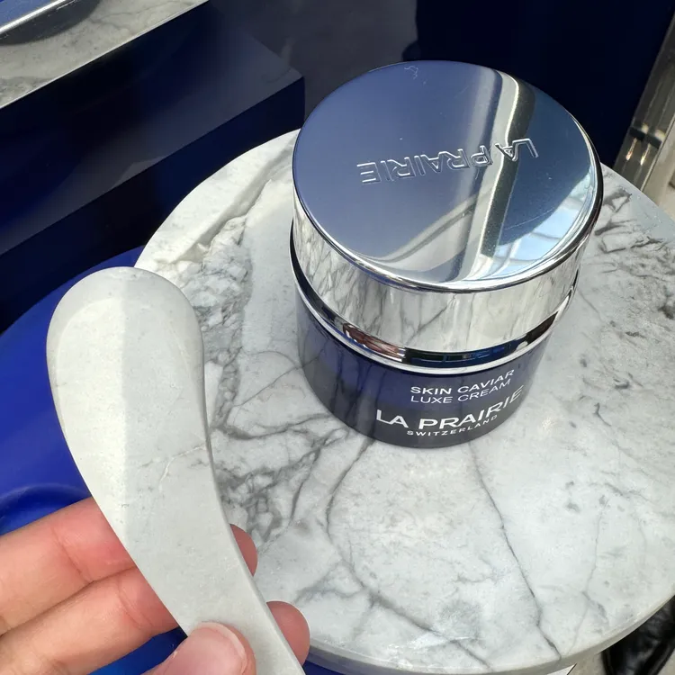 魚子美顏奢華藝術禮盒的挖杓與底座都以石英石製作而成。張家玲攝