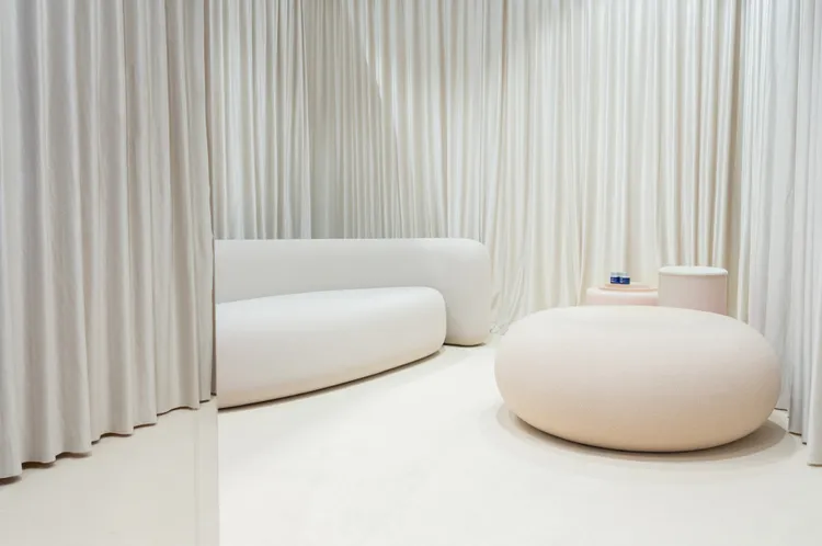 荷蘭空運來台的Sabine Marcelis訂製家具。品牌提供