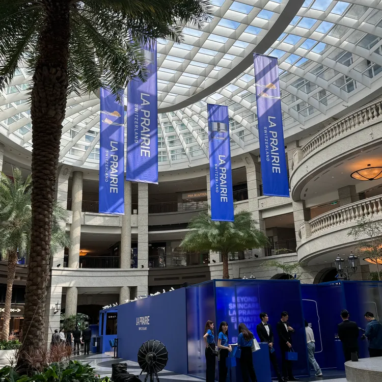 La Prairie斥資千萬於信義區貴婦百貨BELLAVITAThe Cobalt House鈷藍意境沉浸體驗館。張家玲攝