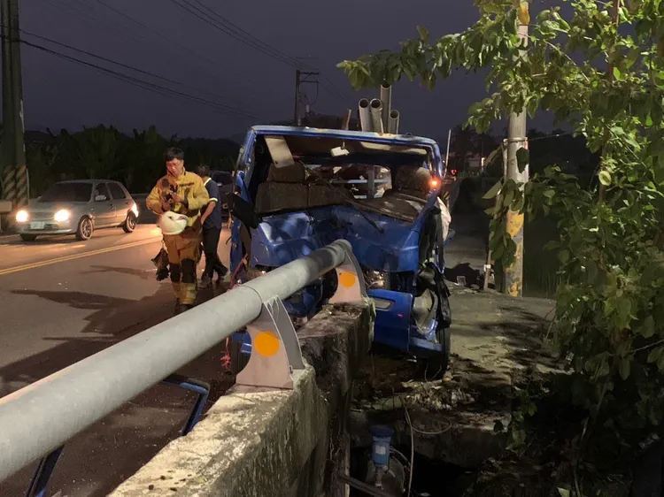 小貨車直撞陸橋，車頭凹成Ｖ狀。警方提供