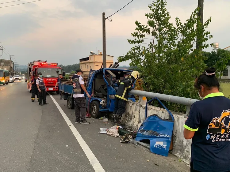 員警、警消協助傷者脫困。讀者提供