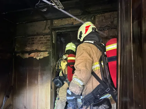 基隆七堵民宅大火!屋主頭、胸「35%燒燙傷」昏迷 緊急送醫搶救中