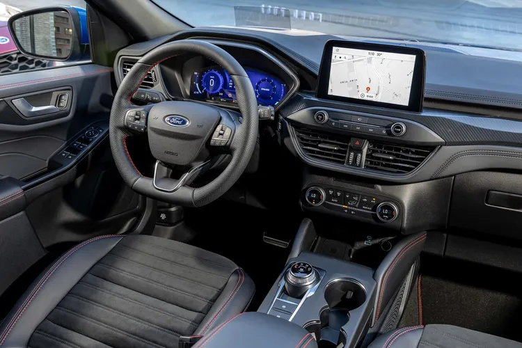 Kuga EcoBoost 180 ST-Line Sport在既定內裝當中，透過細膩鋪陳，形塑出專屬ST-Line的獨有熱血氛圍。業者提供
