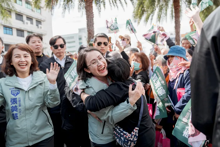 蕭美琴受到鄉親歡迎。賴清德競總提供