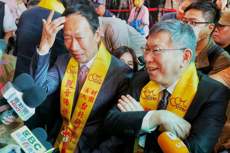 郭台銘、柯文哲並肩而坐，雙方更不時咬耳朵。林林攝