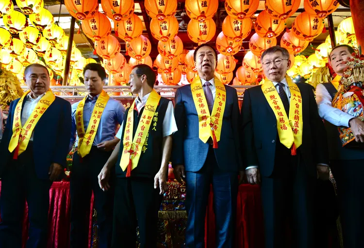 上台合影時，蔣萬安一度詢問是否要換位置，侯友宜則連忙說不用。林林攝