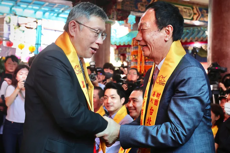 柯文哲和郭台銘握手。林林攝