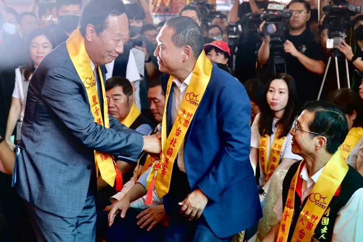 郭台銘和侯友宜握手。林林攝